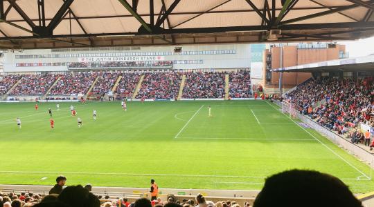 Image of a football match between Leyton Orient FC and Salford City FC